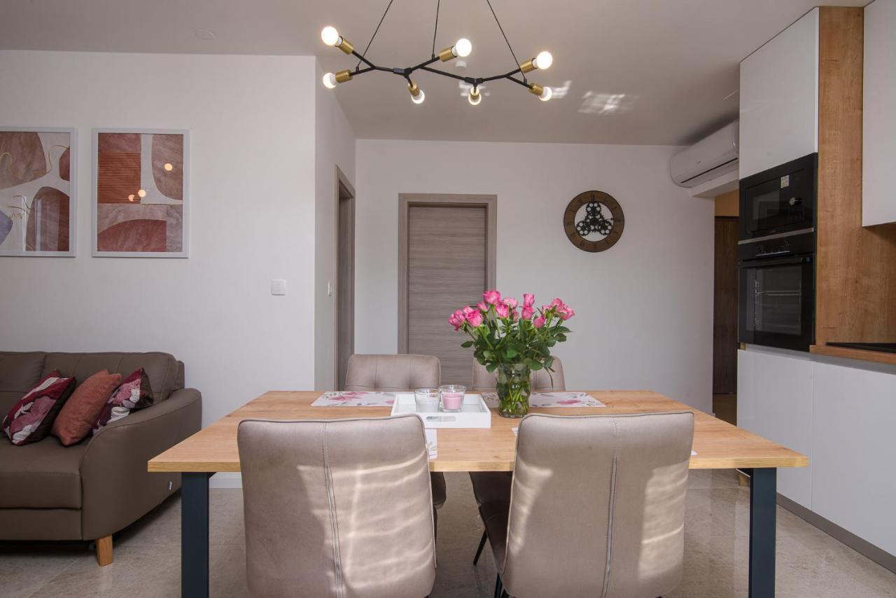 Villa Barbara & Zoran With Heated Swimming Pool Seget Vranjica Bagian luar foto